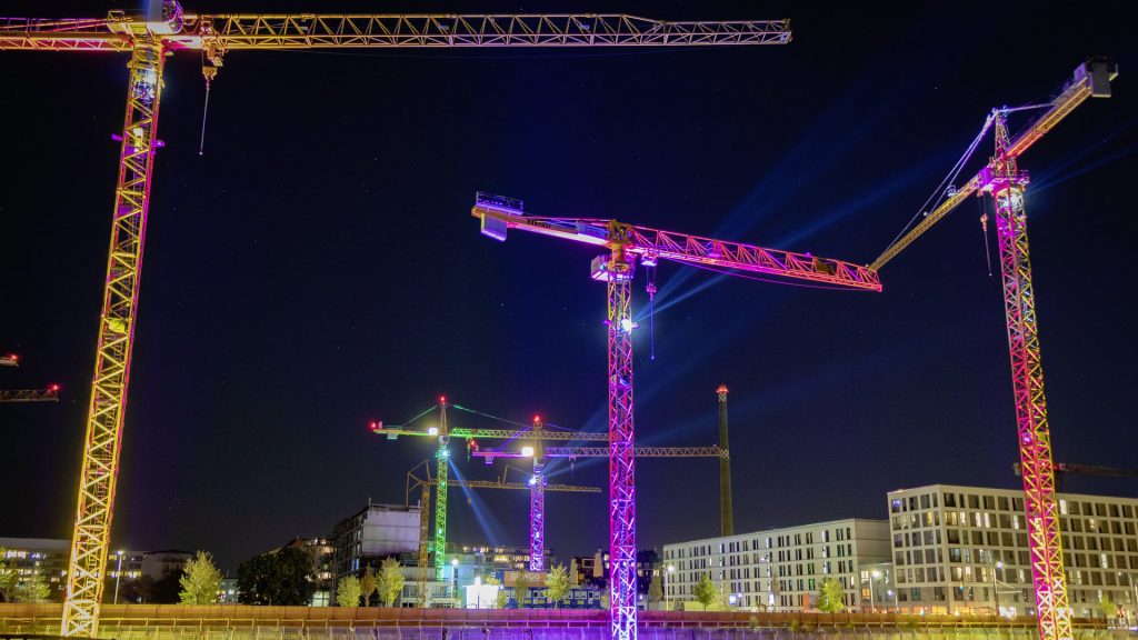 Europa City Wasserstadt Mitte 2018 Eröffnungsfeier mit Berlin leuchtet Stadtteil im Rampenlicht Beleuchtete Kräne Lichtshow