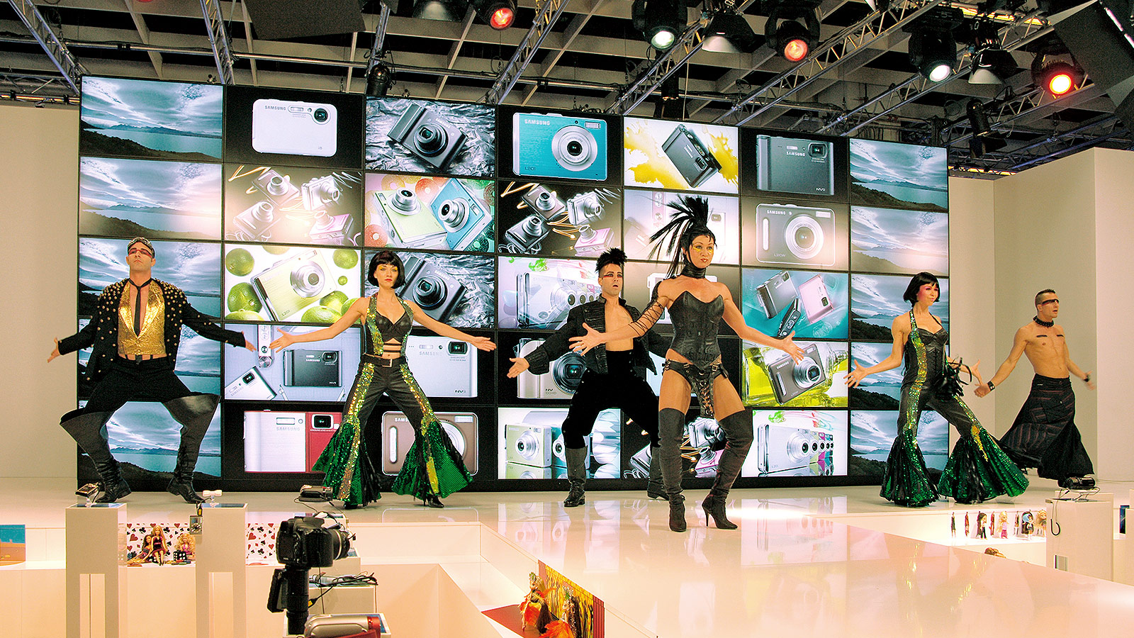 Samsung Photokina 2014 Von Camera Obscura bis SAMSUNG NX 100 Produktwelten in Szene setzen Extravaganza Show