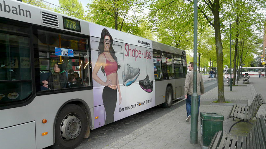 Skeechers Shape-Ups Promotion 2010 Shape Ups Sportliche Herausforderung Deutschland Kampagne Verkehrsmittelwerbung Bus Außenwerbung