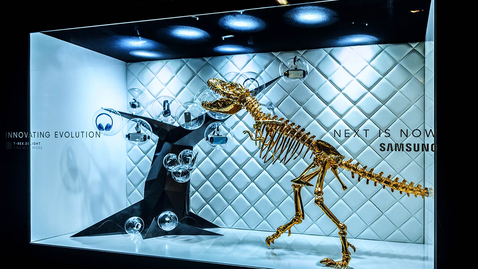Samsung IFA KaDeWe 2015 Innovating Evolution Next is Now Schaufenster Atrium VIP Dinner T-Rex Delight Goldener Dino Produkte