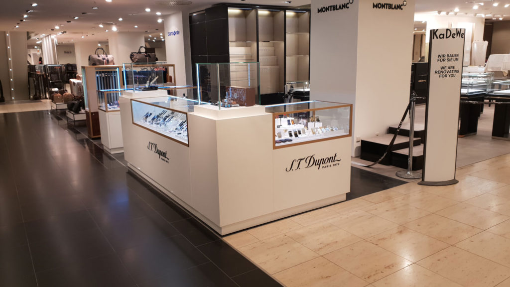 S.T. Dupont Deutschland KaDeWe Shopgestaltung 2017 Luxus Accessoires Shopausbau Shop Konzept Ausbau Umgestaltung Gestaltung Umbau Seitenansicht